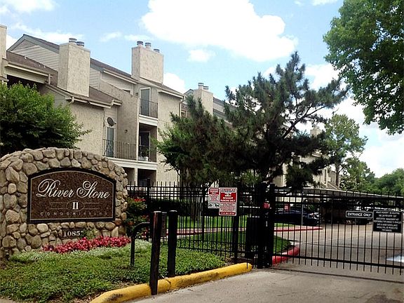 3rd image of 10855 Meadowglen Ln APT 728