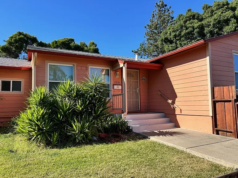 2230 Redwood St — Photo 1