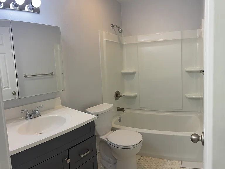 River Park Apartments — Photo 13