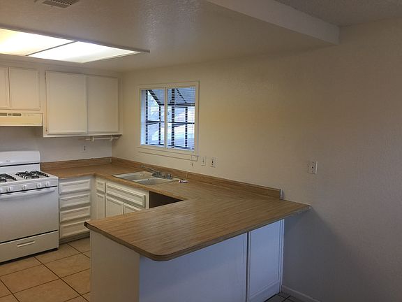 3rd image of 15057 Dakota St