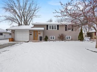 632 Suburban Dr, De Pere, WI 54115