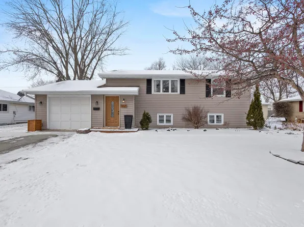 632 Suburban Dr, De Pere, WI 54115