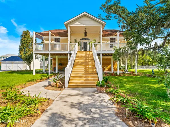 205 Harrison Ct, Bay Saint Louis, MS 39520