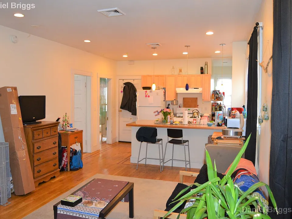 86 Easton St #2