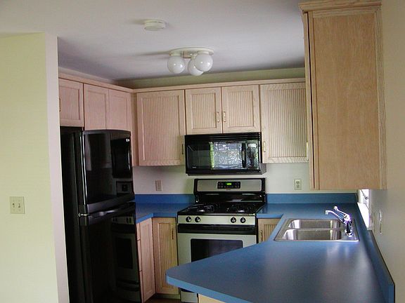 Kitchen incl refrigerator, gas stove, microwave, disposal, d