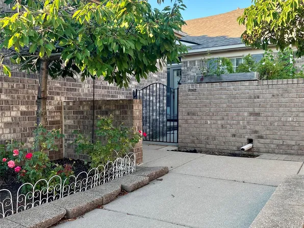 50314 Paradise Ct, Macomb, MI 48044