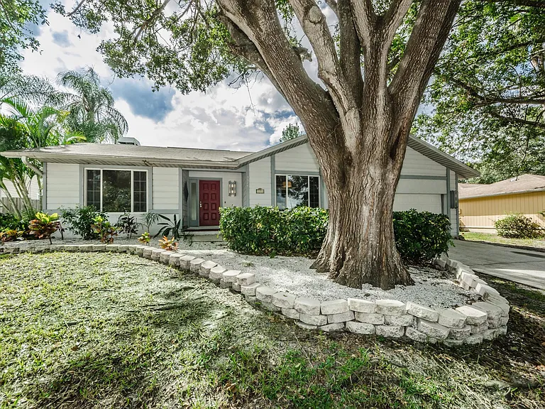 3374 Hyde Park Dr — Photo 18