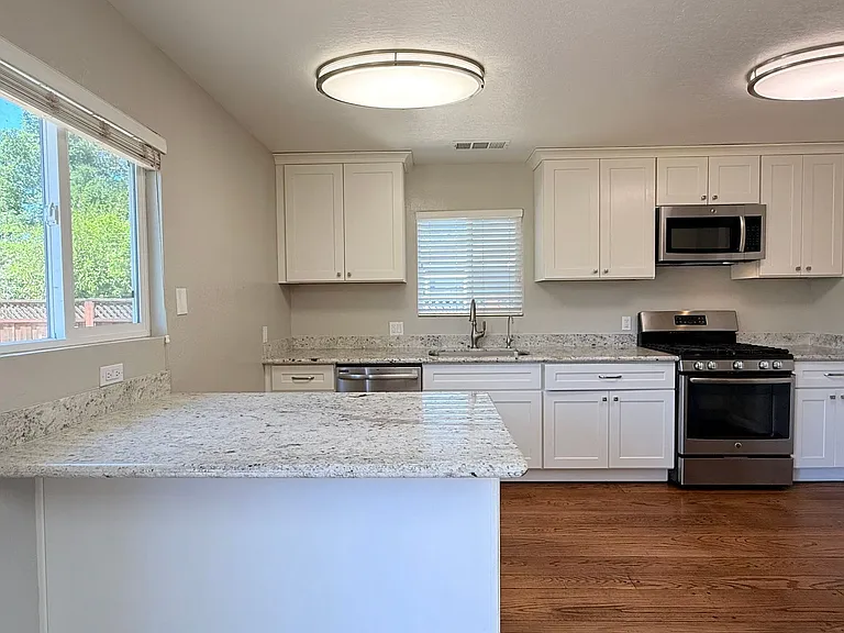 205 Barbara Ct — Photo 23