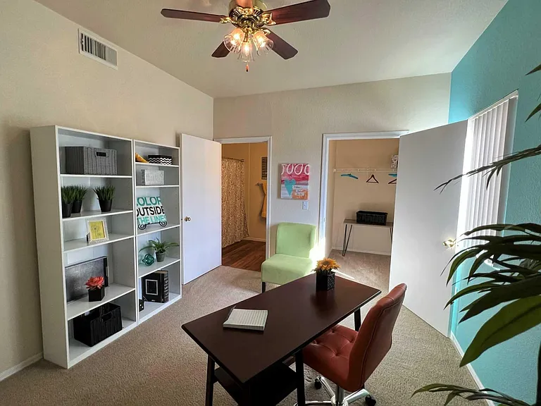 Deer Valley Regency Apartments — Photo 18