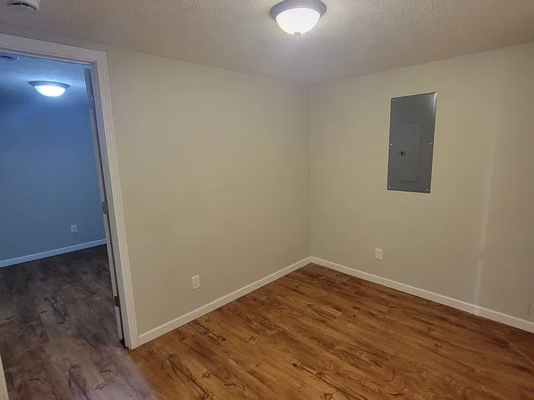 404 E Poplar St — Photo 11