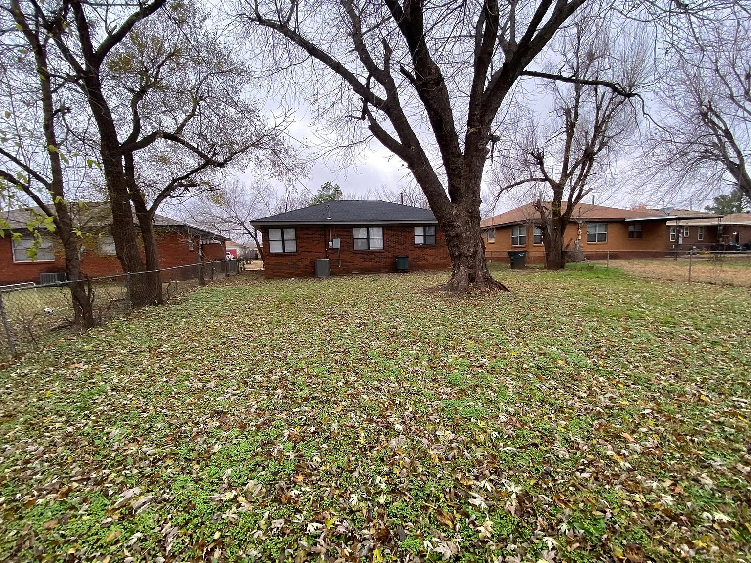 3 bed, 1.0 bath, 904 sqft, $972 — Photo 2