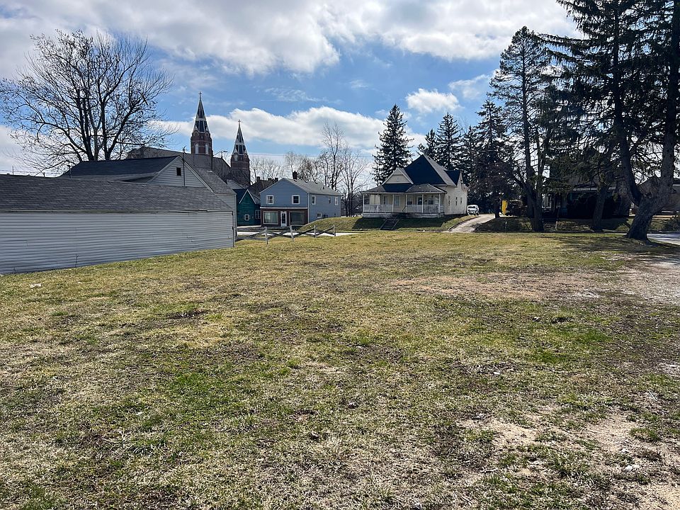 2nd image of 1214 Main St