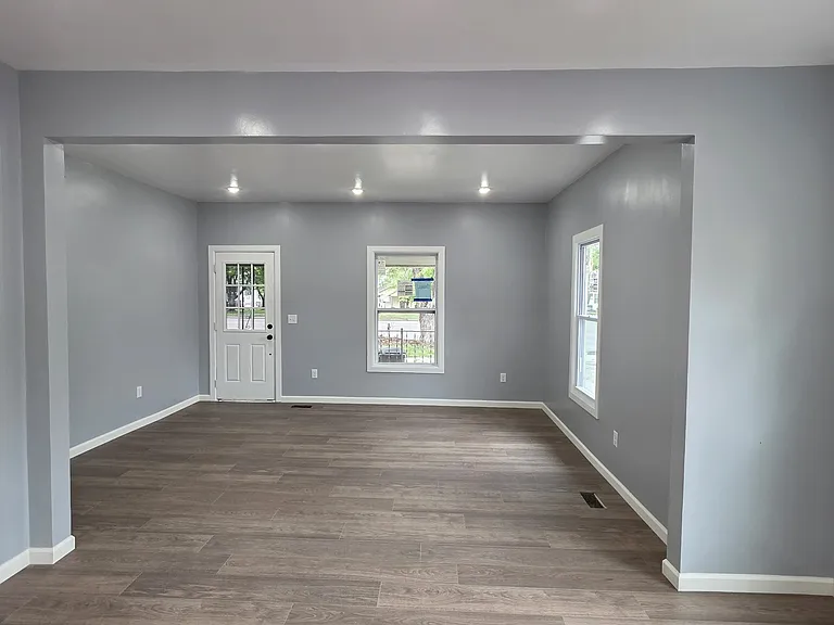 1201 N Summit St — Photo 4
