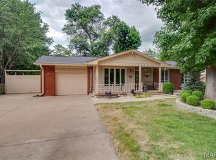 5204 River Aire Dr, Godfrey, IL 62035