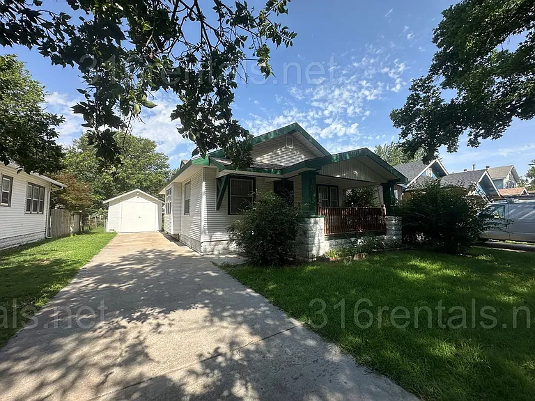 137 N Athenian Ave — Photo 2