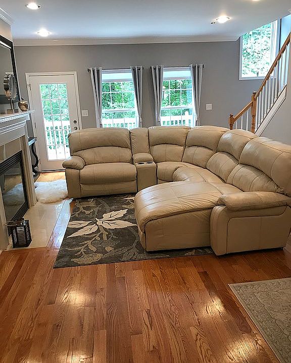 Living room w gas fireplace 