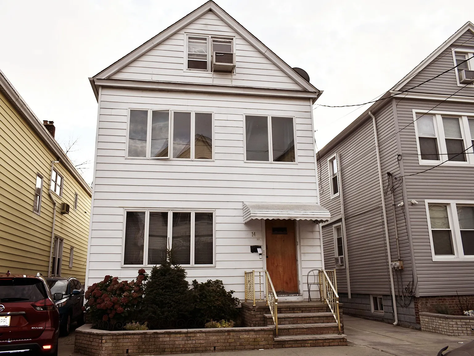 3 bed, 1.0 bath, 950 sqft, $2,200 — Photo 1