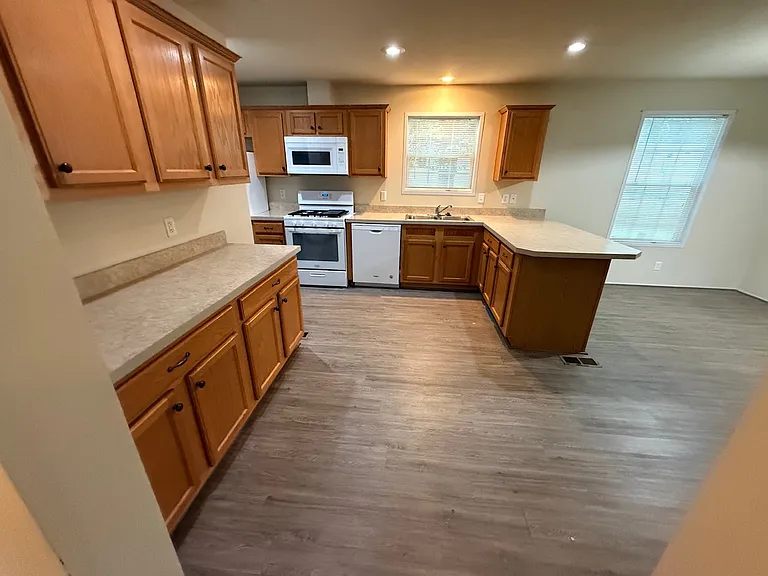 504 Pettycoat Ln — Photo 9