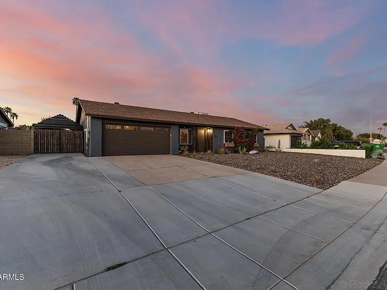 2200 N Los Altos Dr — Photo 2