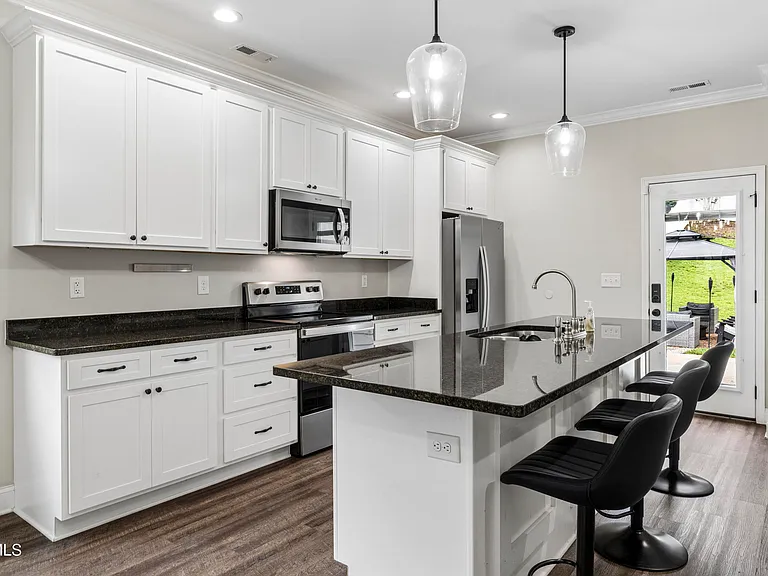 515 Villa Ln — Photo 8