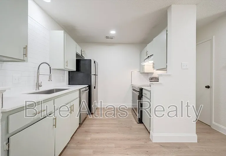 805 W Chambers St #B — Photo 4