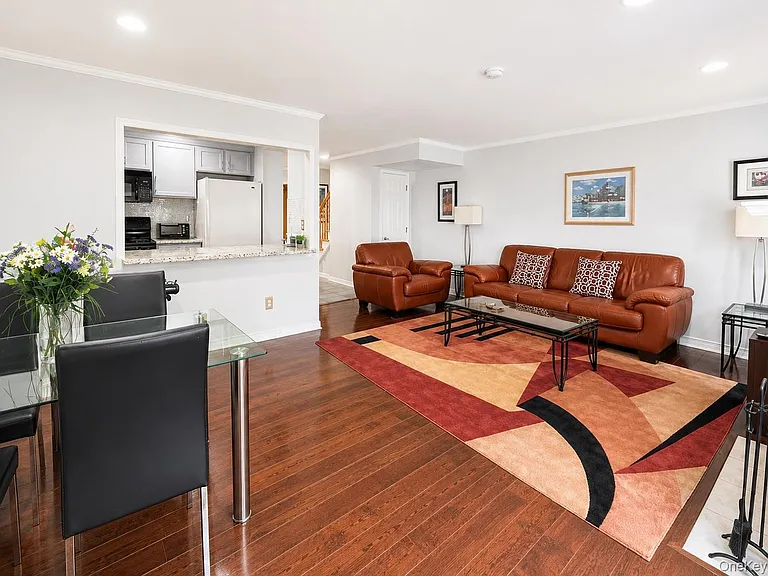 802 Sara Cir — Photo 2