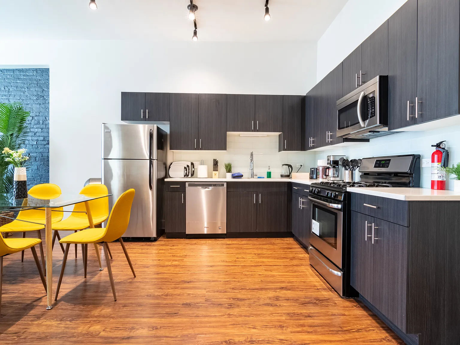 3 bed, 950 sqft, $3,100 — Photo 2
