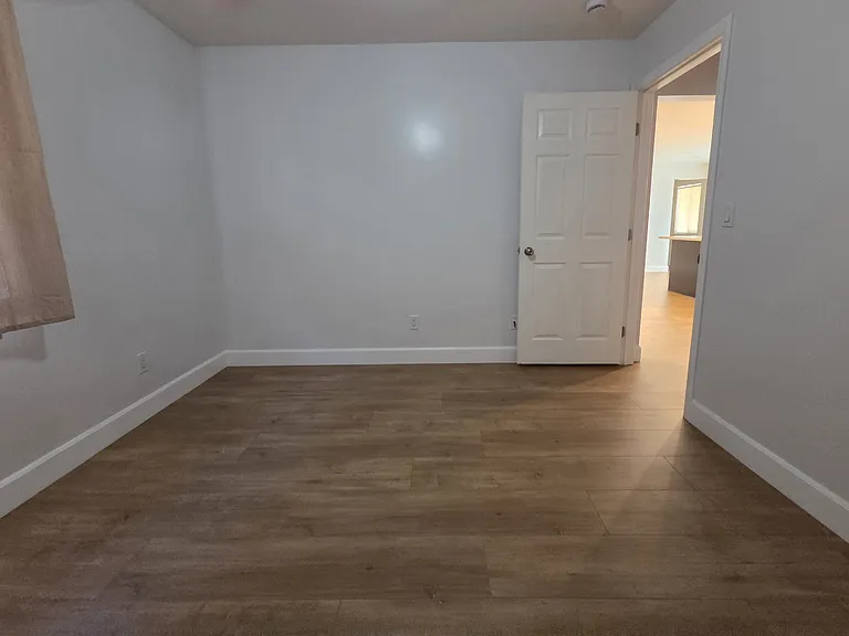 18152 Rayen St — Photo 6