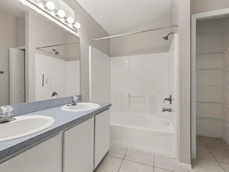 551 Castlemain Cir — Photo 32