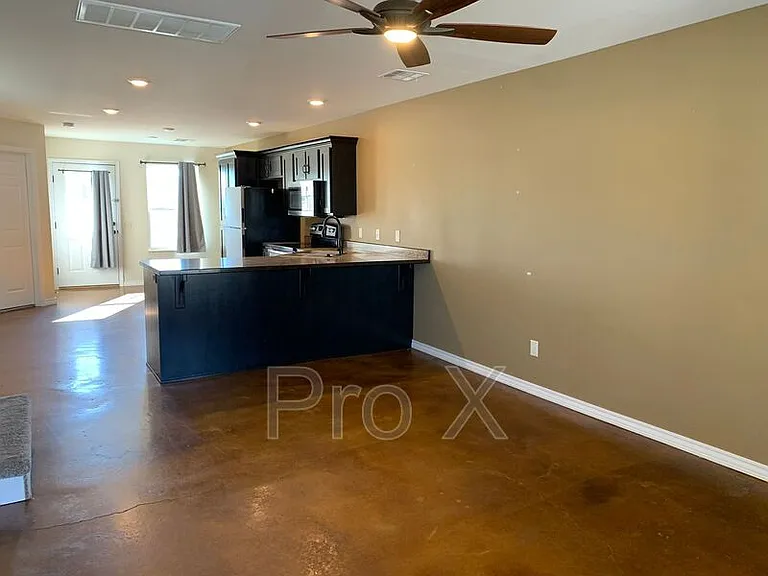 612 Easton Dr #B — Photo 2