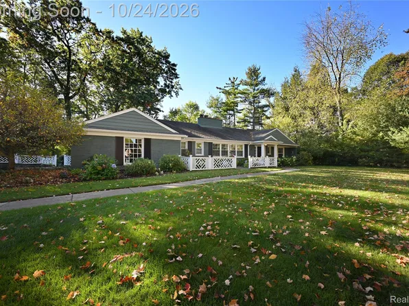 3865 Oakhills Dr, Bloomfield Hills, MI 48301