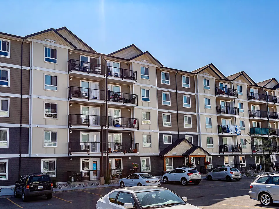 151 Duncan Ave W