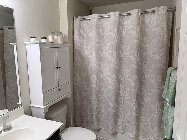 Hall Bath w/Tub