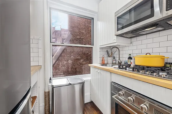 Rented by Avi Nash Associates | media 12
