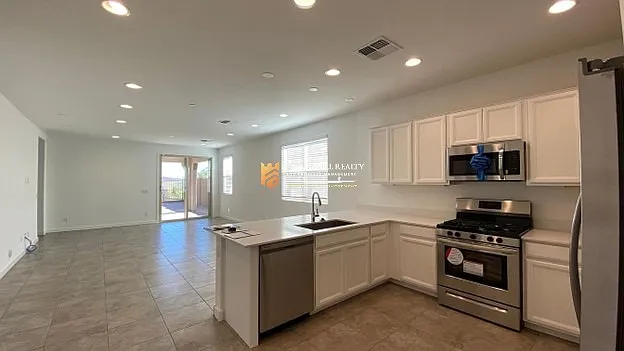 5 bed, 3.0 bath, 1953 sqft, $2,500 — Photo 4