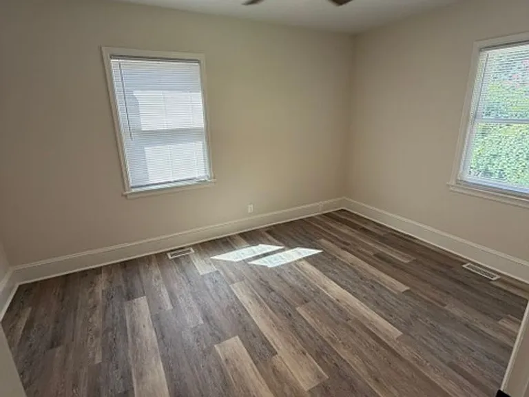 905 Riverside Dr — Photo 13