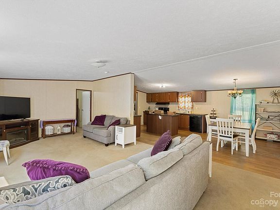 3rd image of 1527 Meadowbrook Ln
