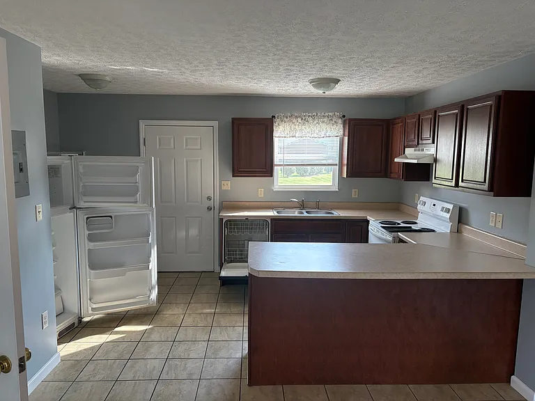 1582 Meadow Spring Dr — Photo 6