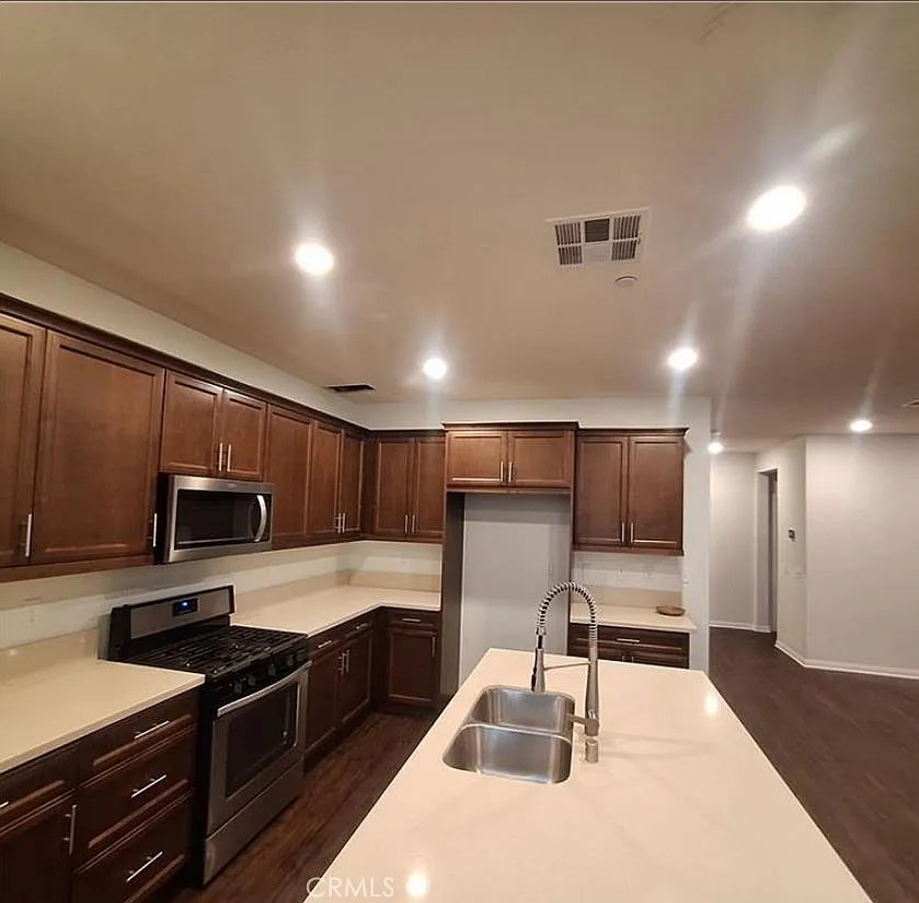 4 bed, 2.5 bath, 2084 sqft, $3,895 — Photo 4