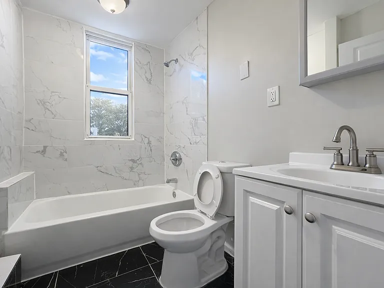 733 S 18th St #2R — Photo 1