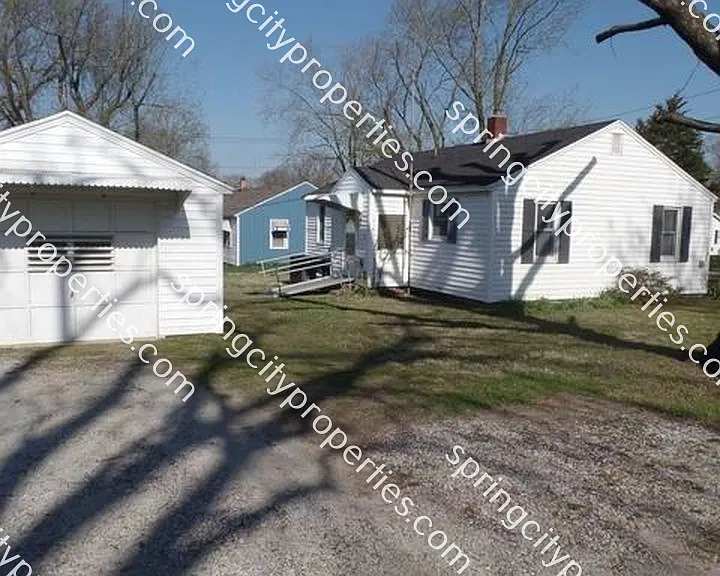 112 E Oak St — Photo 2