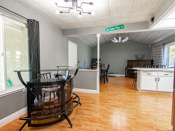 5th image of 576 Maywood Way