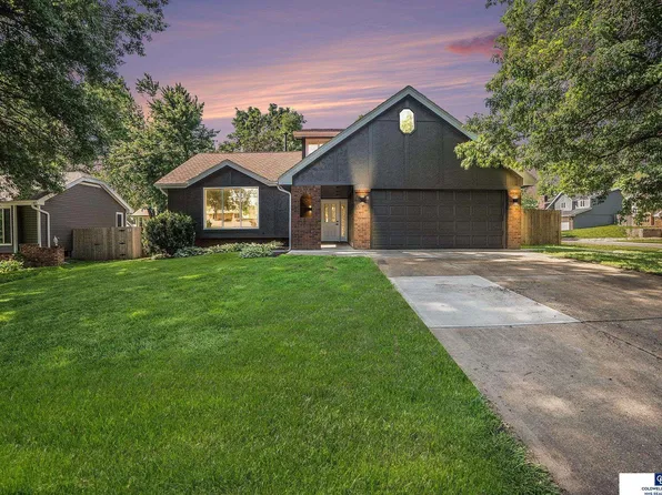 801 Redwood Ln, Papillion, NE 68046