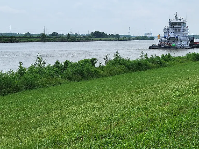 1/2 mile levee access perfect for fishing, walking or watching the boats