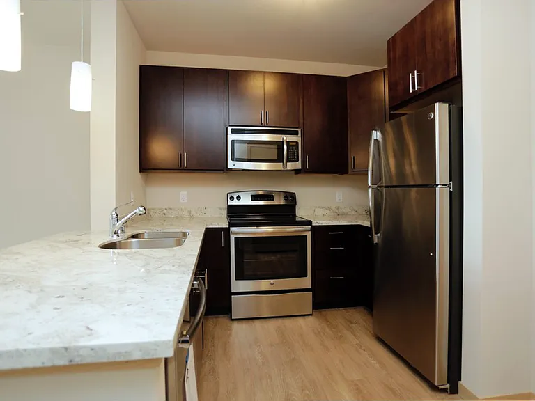 902 Drake St — Photo 33