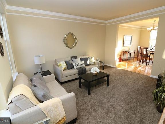 2nd image of 208 Oakwood Pl