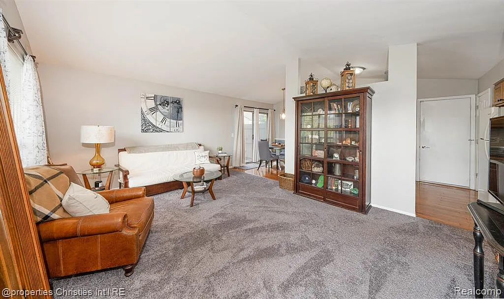 2 bed, 1.0 bath, 956 sqft, $1,750 — Photo 2