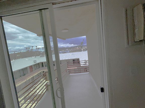 5th image of 327 S Normandie Ave