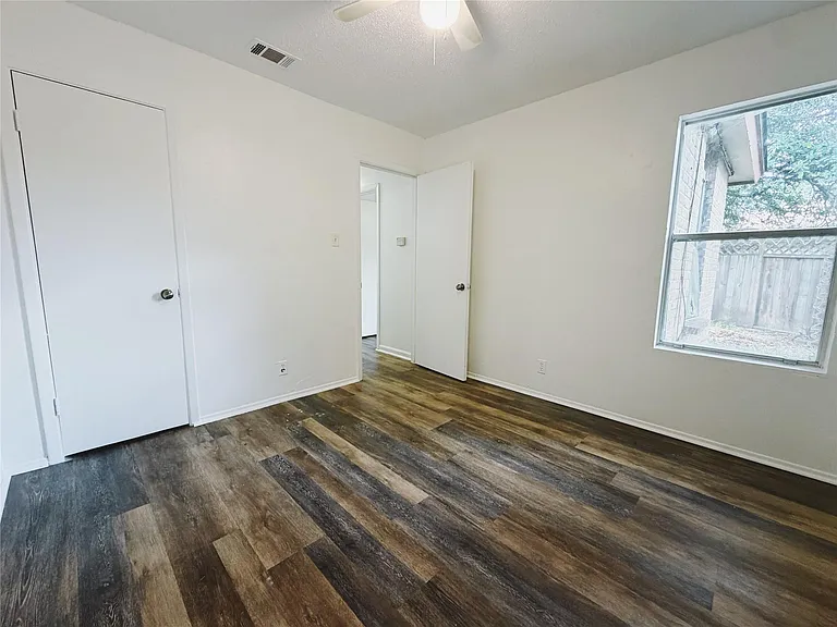9906 Hundred Oaks Cir #B — Photo 13