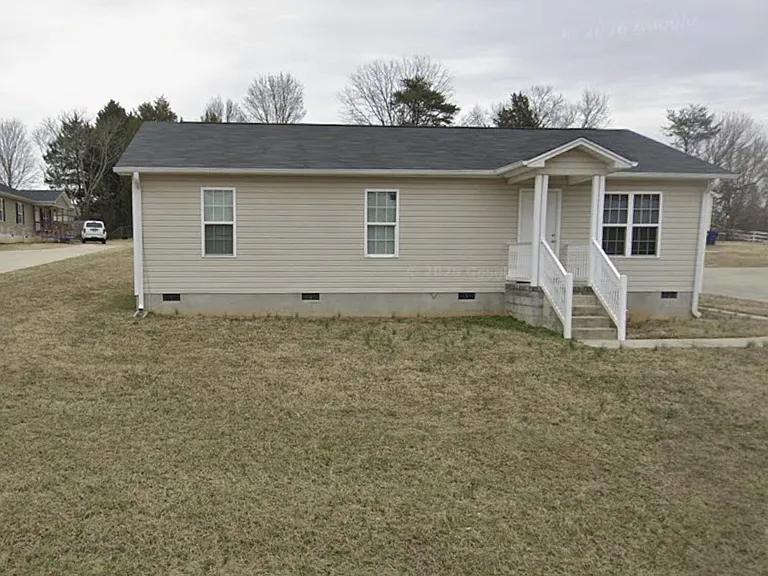 315 Pierce Dr — Photo 1